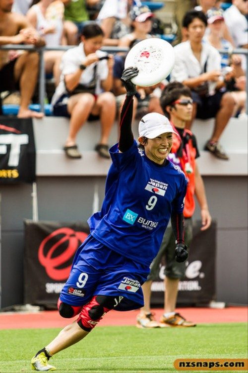 アルティメットの試合でプレーする伊藤まどか