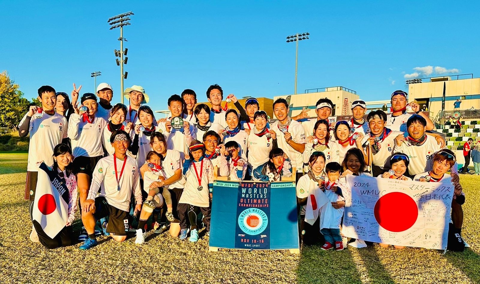 WFDF2024世界アルティメットマスター選手権大会でメダルを掲げる日本代表チーム