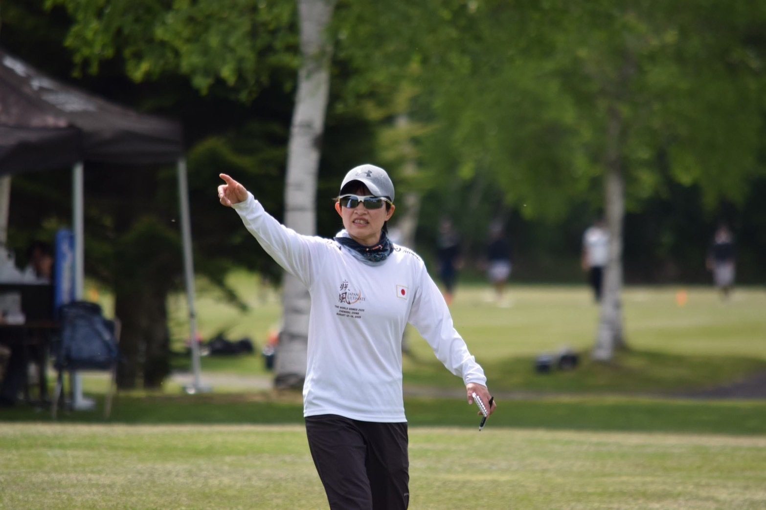 日本代表の指導者として大会会場で選手に指示を送る伊藤まどか