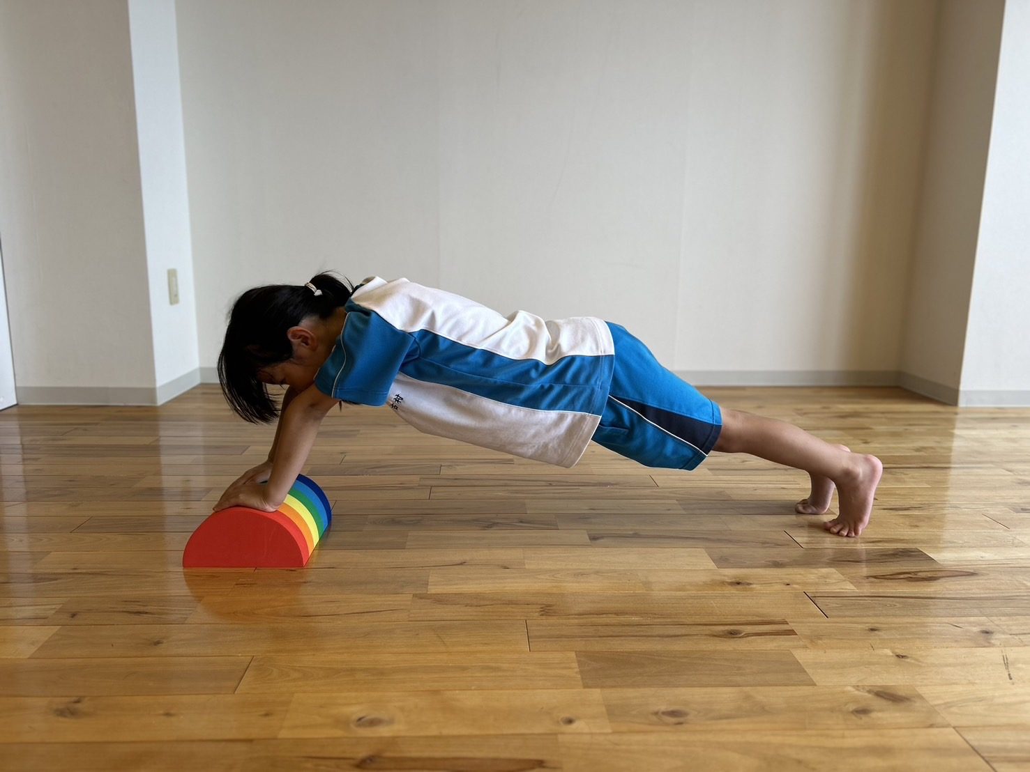 ココレインボーを使って身体の使い方を学ぶ子どもの様子