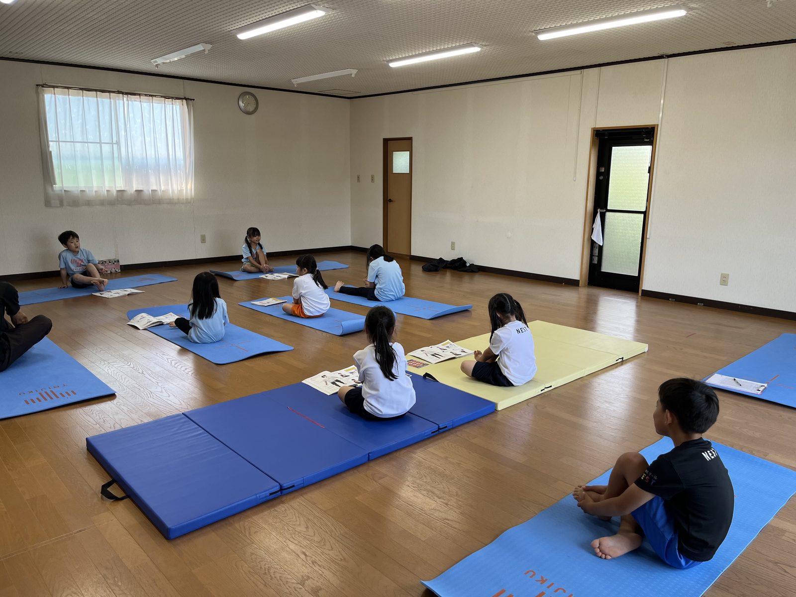 TAIJIKUのマットを使い、子どもたちが身体の使い方を学ぶレッスンの様子